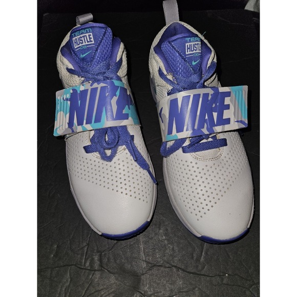 Size 5Y Nike Team Hustle Shoe NWOB‎ - Picture 1 of 5